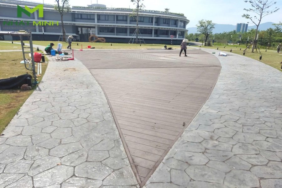 Thi công sàn gỗ nhựa ngoài trời cho FPT Hòa Lạc