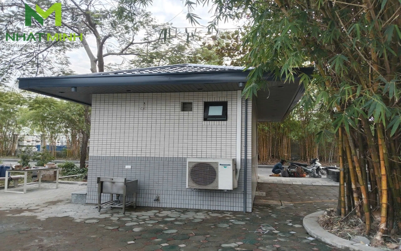 Ốp trần gỗ nhựa ngoài trời bốt bảo vệ công ty Stanley Việt Nam
