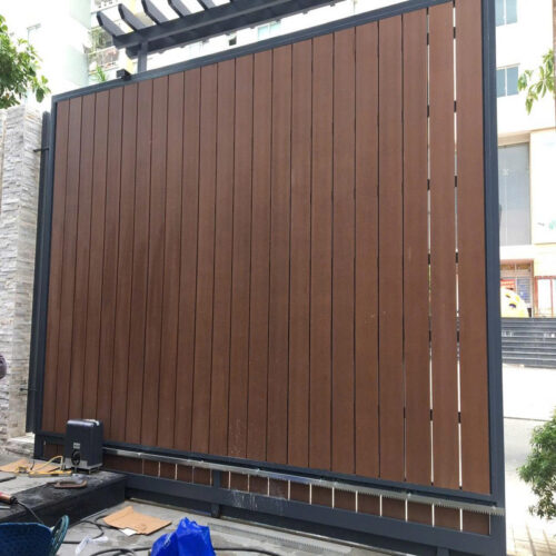 Cổng sắt ốp nhựa giả gỗ tự động